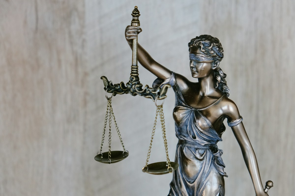Códigos legales y balanza de la justicia
